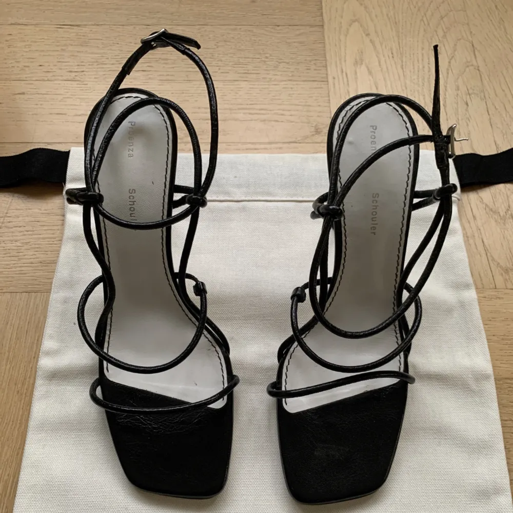 Klassiska högklackade sandaler från Proenza Schouler i stl 39. Endast använda två gånger. Påse och skokartong finns.  Sandaler / heels / strappy sandal / remsandaler / lädersandaler. Skor.
