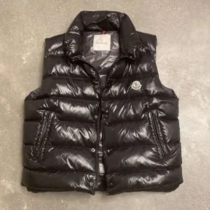 Moncler tibb väst - Nästintill oanvänd tibbväst Nypris: 9700 Självklart äkta men köpt på plick så har därför inget kvitto Skriv för flera bilder