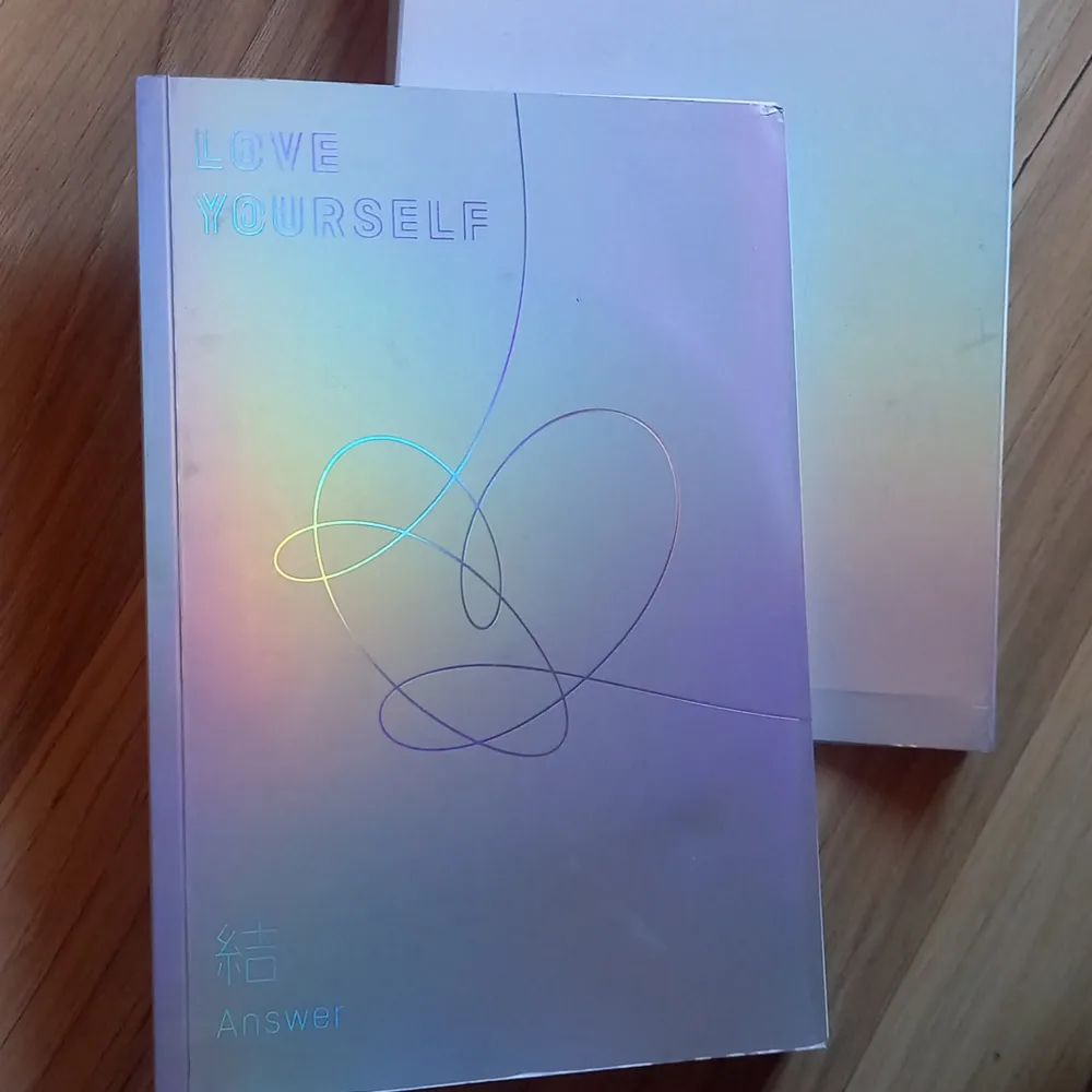 BTS love youseld answer album with 2 CDs. the firth page if ripping off. its filled with pictures of them and lyrics the songs on the album. Accessoarer.