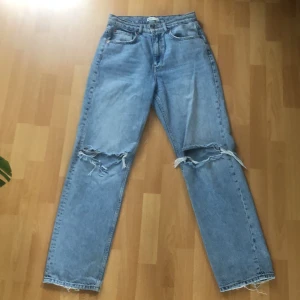 Högmidjade Straight Blå Jeans  - Gina Tricot Perfect Jeans i bra skick. Fin passform med långa ben. 