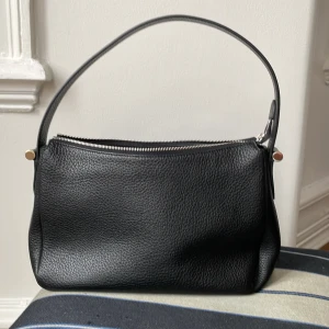 Decadent Copenhagen - Oanvänd.  Svart skinn.  Inköpt 4000kr  Säljes 1500kr exkl frakt.