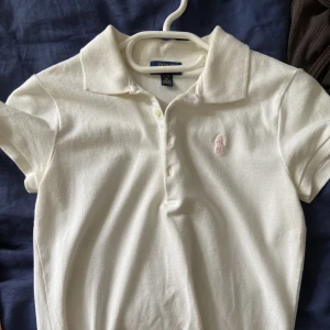Polo tröja  - aldrig använd och köpt helt ny det står xl men det är i barn storlek 