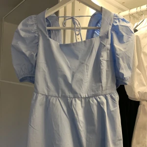 Topp med puffärmar - Jätte söt topp från Nelly med knytning i ryggen. Har en likadan i vit som jag använder jätte ofta!! Men den blåa kommer tyvärr aldrig till användning och är aldrig använd:(