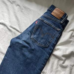 Jättefina mörkblåa levis jeans! Dem är i storlek 24 som är ungefär XS, möjligtvis S! 