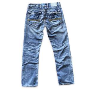 Så coola jeans! Älskar att det är stora stygn! Inte sätt några defekter. 42cm i midjan (mätt rakt över) och 74cm i innerbenslängd.