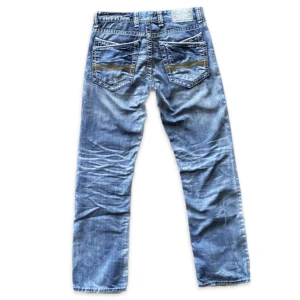 Fräna jeans - Så coola jeans! Älskar att det är stora stygn! Inte sätt några defekter. 42cm i midjan (mätt rakt över) och 74cm i innerbenslängd.