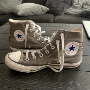 Grå/bruna converse! - Säljer mina converse då de inte kommer till användning!❤️