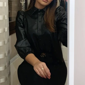 Skjorta i PU 🖤 - Skjorta i läderimitation. Väldigt sparsamt använd och därmed som ny 🖤