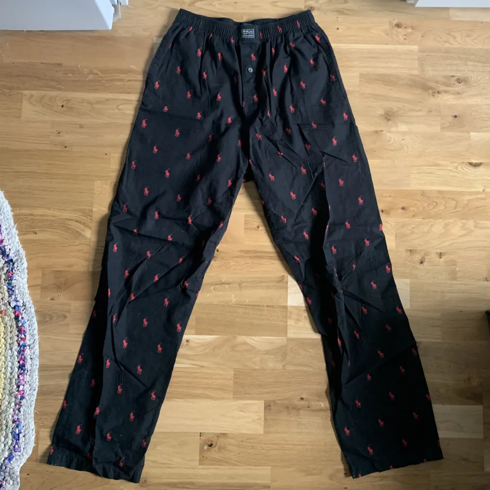 Asballa PJ byxor från Ralph Lauren. Har haft dessa till vardags, supersnygg outfit med bara en stor baggig tisha eller en tight top till. De har dock blivit för små för mig :/ Nypris 795kr.  I gott skick, inga hål eller defekter! Behöver ba strykas lite... Jeans & Byxor.