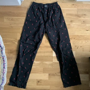 Ralph Lauren PJ - Asballa PJ byxor från Ralph Lauren. Har haft dessa till vardags, supersnygg outfit med bara en stor baggig tisha eller en tight top till. De har dock blivit för små för mig :/ Nypris 795kr.  I gott skick, inga hål eller defekter! Behöver ba strykas lite..