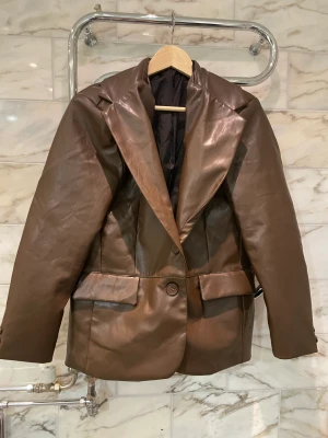 Brun skinnjacka (Fake) - Skinnjacka i stl M oanvänd 