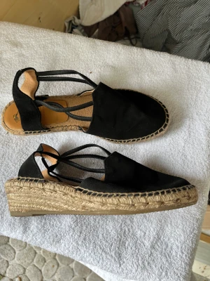 Skor - Nya fina espandrilo-skor inköpta på Spanienresa men kom aldrig till användning på hemmaplan. Mjuk å skön passform. Kan mötas upp inom Sthlm å därmed slippa frakt-kostnaden! 