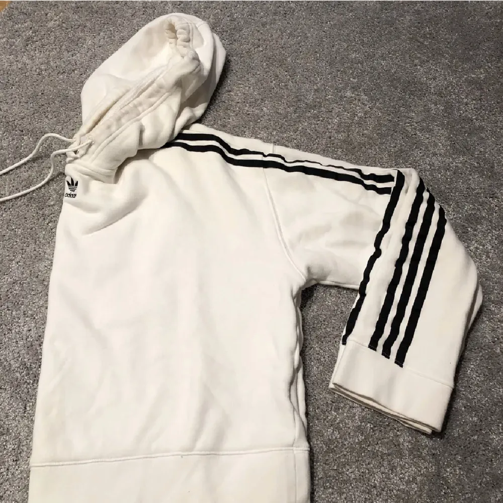 Croppad hoodie från Adidas. Väldigt liten i storlek.. Hoodies.