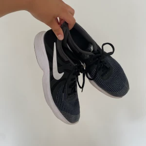 Nike löparskor - Endast använda ett fåtal gånger, finns slitning längst fram på ena skon (bild 3) men det är inget som märks och syns knappt.  köparen står för frakten 🖤