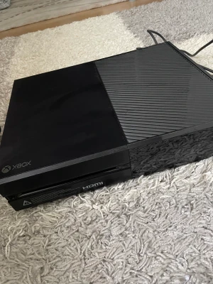 Xbox One  - Säljer Xbox one 500gb   Säljer då jag inte använder det längre.  Fjärrkontrollen följer inte med då den är i så pass dåligt skick. Kan skicka med den om ni vill men kontrollern är i princip oanvändbar därför Xboxet plus tillhörde sladdar säljs för 500kr 