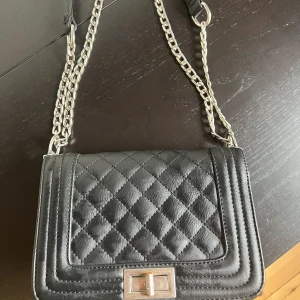 Väska - Jättefin väska från ur&penn köpt för 250kr för 5 år sen och säljs för 40kr