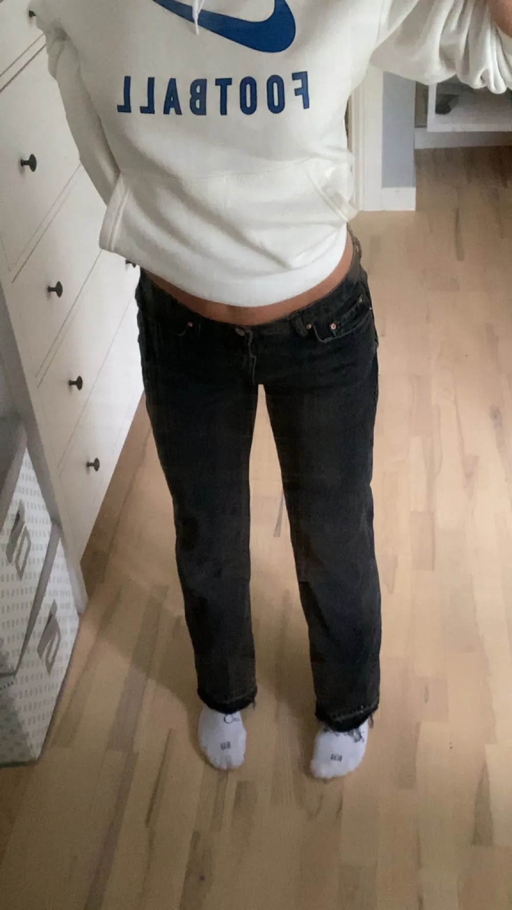 Svarta jeans från Gina Tricot i modellen low waist straight! Skriv om du har frågor :). Jeans & Byxor.