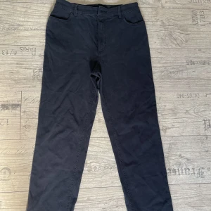 Svarta ”straight legged” jeans - Svarta jeans från Monki som är oanvända. I storleken S. Är raka i passformen, lite mot ”boyfriend” hållet.