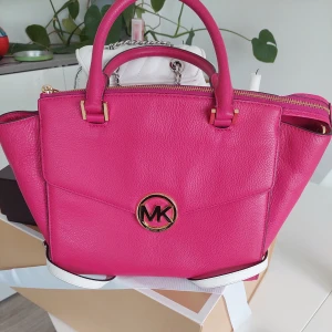 Äkta Michael kors väska  - Äkta Michael kors väska i super skick, cerise rosa 1200kr