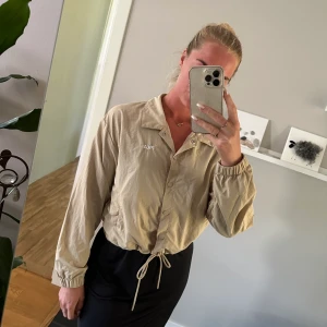 Tunn fila jacka  - Jacka från FILA. Oanvänd. Tunn ock skön med dragsko nedtill. 