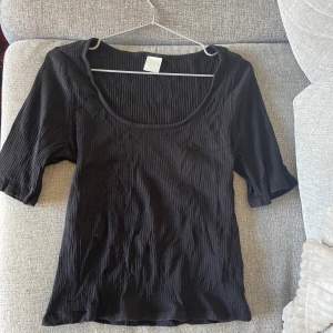 Ribbad t-shirt - Ordinare från H&M - Storlek L - Köparen betalar för frakt - Inga returer - Betalning via köp direkt 