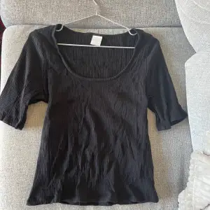 Ribbad t-shirt - Ordinare från H&M - Storlek L - Köparen betalar för frakt - Inga returer - Betalning via köp direkt 