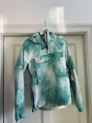 Dope jacka - Jag säljer nu min dope jacka eftersom den inte används. Den är knappt använd. Stl S