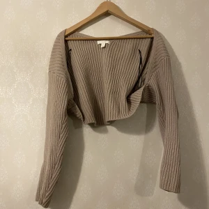 H&M bolero - Hej jag säljer min beiga cardigan som inte kommer till användning💕 använd fåtal gånger och är i nyskick! Den är i storlek L och sitter på kroppen som en storlek L.