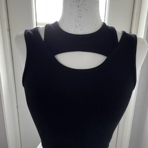 Cool cut-out topp - Snygg topp från H&M. Knappt använd. 