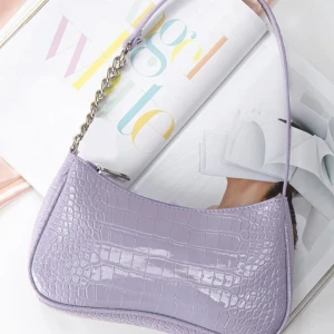 Väska - En söt väska i en sååå fin färg🌷✨ Endast använd 1 gång! Hör av dig vid funderingar eller för egna bilder!🫶