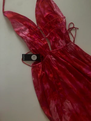 Ny klänning❤️ - Alltså wow ska jag bara säga , helt ny klänning med lapp kvar! Den är precis köpt men tyvärr har jag inte plats med mer kläder i min garderob . Den är perfekt för sommaren , en date kanske eller stranden. ❤️Skriv alltid innan ni köper då jag tar emot Swish