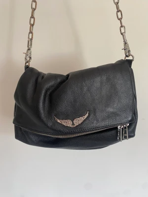 Zadig och Voltaire väska  - Köpt i Zadig och Voltaires butik i Rom 2018. Använd men ändå i gott skick. De senaste åren har den tyvärr bara stått i garderoben, i dustbag. Finns också läderband till så man kan ha väskan crossbody😊kvitto finns! 