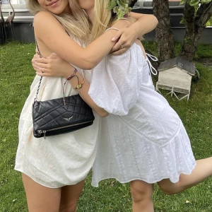 Sommarklänning  - Superfin sommarklänning (den till vänster) som är i nyskick då den använts 1 gång.