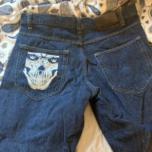 Bsat jeans😽😽 - Ett par jeans som jag inte använder längre. Dom är slitna där nere så vi kan diskutera pris köpte dom för 900kr😺