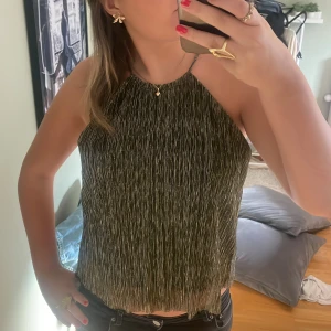 Festtopp - Så snygg topp perfekt för fester! Säljer då den aldrig kommit till användning. Strl M men skulle mer säga att den passar som en S!