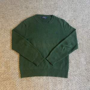 Mörkgrön stickad tröja från polo ralph lauren. Storlek M, sitter som en S/M. I mycket bra skick, inga skador eller fläckar. Hör gärna av dig vid frågor😉👊🏽