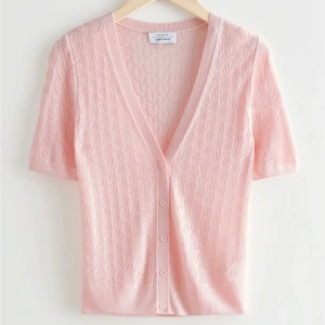 Kofta - Kortärmad pointelle kofta från & other stories, knappt använd.