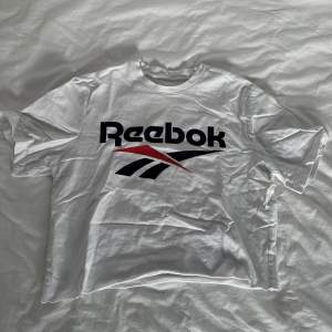 Cropped t-shirt frpn reebok! Köpare står för frakt, kan mötas upp i sthlm<3