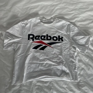 Cropped t-shirt - Cropped t-shirt frpn reebok! Köpare står för frakt, kan mötas upp i sthlm<3