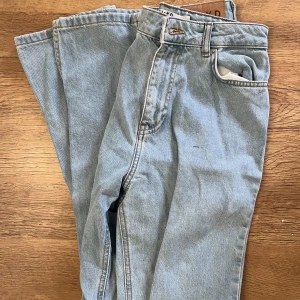 Nakd jeans  - Jeans från nakd med slits nertill & en rak modell💙 aldrig använda 