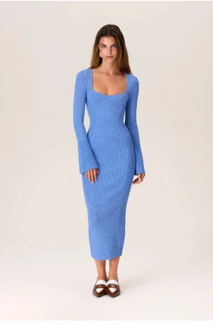 Adoore klänning - Adoore klänning, nästintill ny och endast använd en gång. Säljer på grund av inget användningsområde för den. Nypris 1595kr