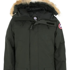Canada Goose Langford Parka M XL - Färg Volcano Storlek XL  Skick: Mint Condition. Använd kanske 5 dagar. Rökfritt och djurfritt hem.   Kvitto finns med skötselråd  Pris i butik: Jag fick den för 9500 för två år sedan men med inflation och dollarpriset kostar den 18500 i butikerna idag.  