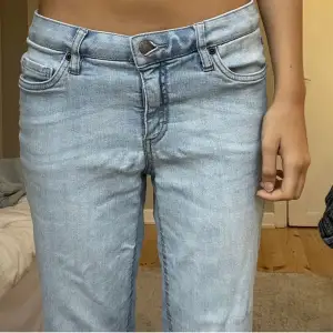 Fina bootcut jeans i en snygg blå färg!😍 Köpte dom här på Plick men de passade inte mig så de har ej kommit till användning.🩷 Lånat bilder från förra säljaren. Kan posta mot frakt kostnad!📦