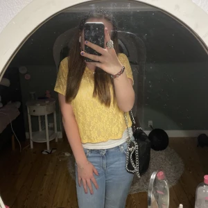 Söt topp - Supercute gul spetstopp i nyskick!