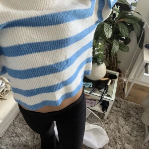 Stickad tröja - Blå vit randig stickad tröja som är lite kortare💙 gosig och väldigt snygg🤍 Inte använd mer än 3 gånger🍭 Pris kan diskuteras!