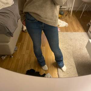 Lågmidjade jeans från vero moda! Bra men använt skick, se bild 2. Pris kan diskuteras