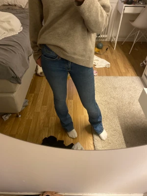 Vero Moda jeans  - Lågmidjade jeans från vero moda! Bra men använt skick, se bild 2. Pris kan diskuteras
