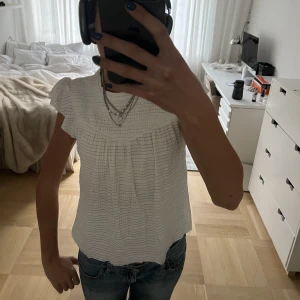 Blus  - Söt blus, aldrig använd 