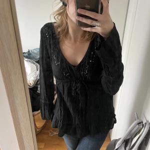Svart tröja med detaljer - En svart tröja med lite hippie vibes. Den har fina detaljer och lite vida i armarna. Passar mig bra som har strl S. Skriv om ni vill ha fler bilder eller undrar något. Skriv gärna innan till mig innan du köper 💕