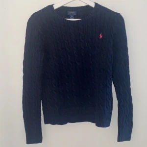 Kabelstickad Ralph Lauren tröja - Kanelstickad Ralph Lauren tröja i bra skick! 